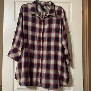button up button back shirt, has a black and white check interior, 3/4 sleeves